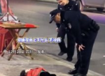 警民情深：温柔警笛唤醒街头沉睡天使